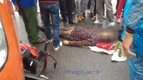 Nạn nh&acirc;n nhanh ch&oacute;ng được đưa v&agrave;o viện cấp cứu do chấn thương kh&aacute; nặng. (Ảnh: Anh Thắng)