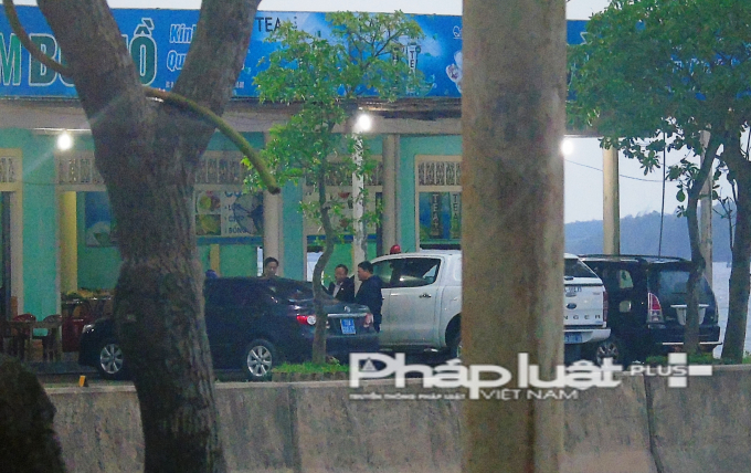 Những chiếc xe c&ocirc;ng v&agrave; gần chục c&aacute;n bộ ăn nhậu trong giờ h&agrave;nh ch&iacute;nh.