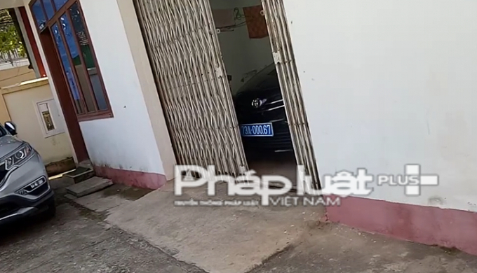 Chiếc xe biển xanh m&agrave; &ocirc;ng Ng&ocirc; Văn Bốn sử dụng đi tiếp kh&aacute;ch chiều 27/3.