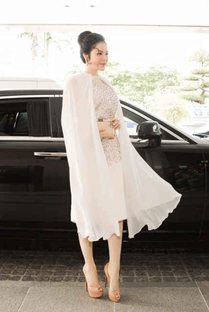 L&yacute; Nh&atilde; Kỳ khoe nhan sắc qu&yacute; ph&aacute;i như b&agrave; ho&agrave;ng.