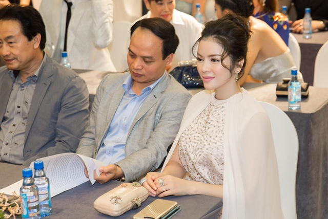 L&yacute; Nh&atilde; Kỳ đi si&ecirc;u xe, đẹp như b&agrave; ho&agrave;ng