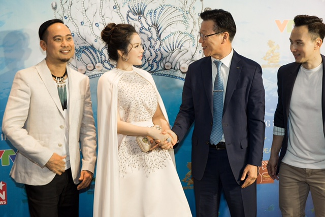 L&yacute; Nh&atilde; Kỳ đi si&ecirc;u xe, đẹp như b&agrave; ho&agrave;ng