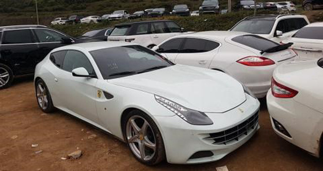 Si&ecirc;u xe 4 chỗ Ferrari FF nằm cạnh một chiếc Porsche Panamera v&agrave; Maserati GrandTurismo. (Ảnh: L&acirc;m Việt Cường).