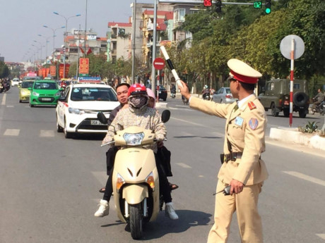 Đề xuất kh&ocirc;ng phạt người ngoại tỉnh vi phạm giao th&ocirc;ng tại Cần Thơ đang g&acirc;y nhiều tranh c&atilde;i. (H&igrave;nh minh họa)