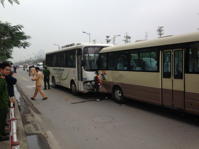 Xe kh&aacute;ch đưa tang mất l&aacute;i xảy ra tại nạn.