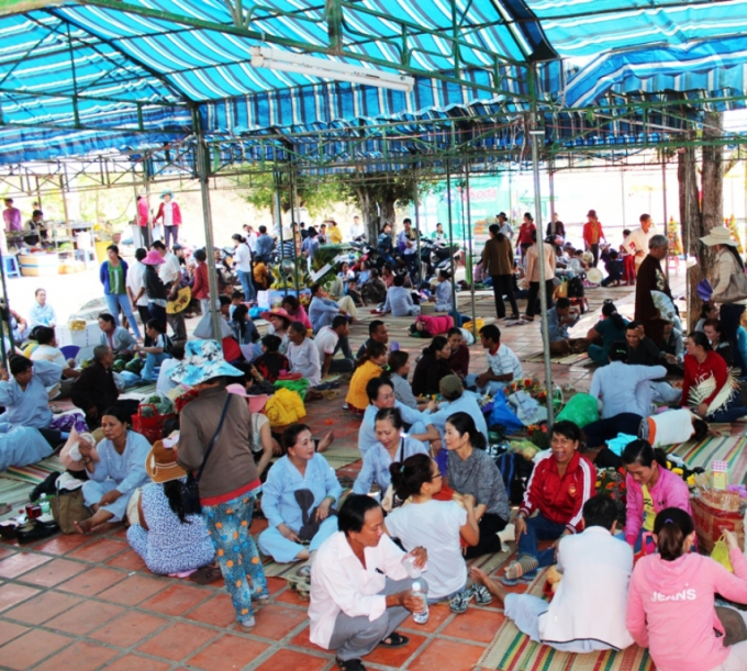 Lễ hội Am Ch&uacute;a&nbsp;thu h&uacute;t đ&ocirc;ng đảo người d&acirc;n tham gia.