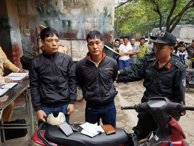 Tổ c&ocirc;ng t&aacute;c 141 tiến h&agrave;nh kiểm tra hai đối tượng.