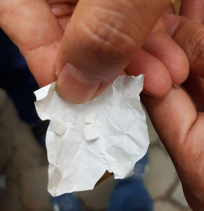 Bột trắng được nghi l&agrave; heroin.