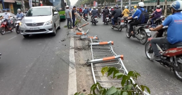 TP HCM: Xe bồn mất lái ủi tung dải phân cách, húc đổ tường rào