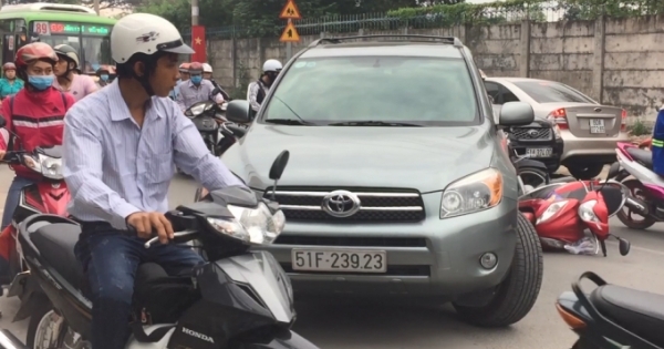 Tài xế ô tô bị đánh vì cố tình lùi xe đâm 2 mẹ con