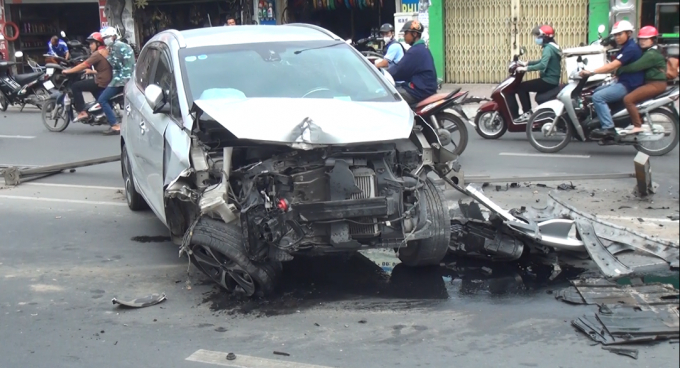 Đầu xe hư hỏng nặng.