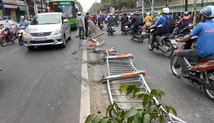 H&agrave;ng loạt dải ph&acirc;n c&aacute;ch đổ xuống đường sau khi bị xe bồn t&ocirc;ng v&agrave;o