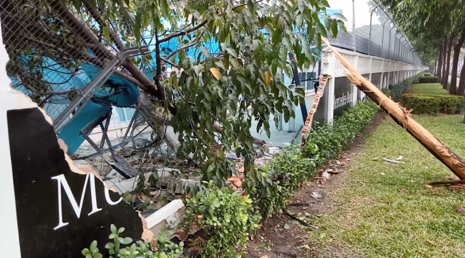 Một đoạn tường của c&ocirc;ng ty TNHH Mercedes - Benz Việt Nam&nbsp;&nbsp;bị t&ocirc;ng đổ sập