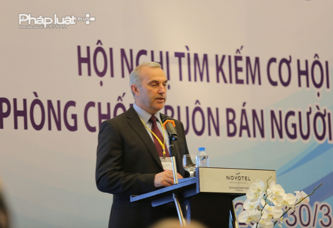 &Ocirc;ng David Pennant đ&aacute;nh gi&aacute; cao sự hợp t&aacute;c giữa đ&ocirc;i b&ecirc;n li&ecirc;n quan việc chống nạn bu&ocirc;n người.