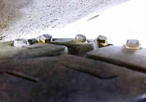 Lốp xe tải bị đinh đ&acirc;m xuy&ecirc;n thấu. (Ảnh bạn đọc cung cấp).