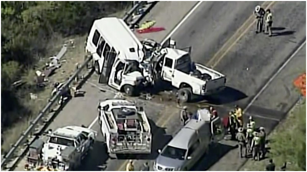 Chiếc xe bu&yacute;t nh&agrave; thờ bị ph&aacute; hủy ho&agrave;n to&agrave;n. (Ảnh:&nbsp;AP)