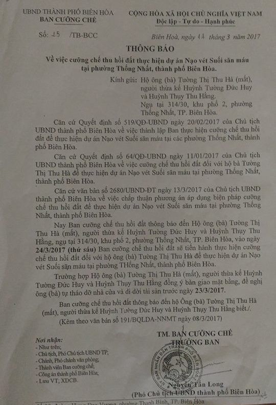Th&ocirc;ng b&aacute;o cưỡng chế của ch&iacute;nh quyền đối với mảnh đất anh Huy, chị Thu Hằng sở hữu.