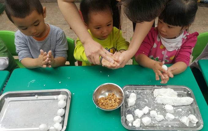 C&aacute;c ch&aacute;u mầm non Vườn Tuổi Thơ bước v&agrave;o tiết học l&agrave;m b&aacute;nh tr&ocirc;i.