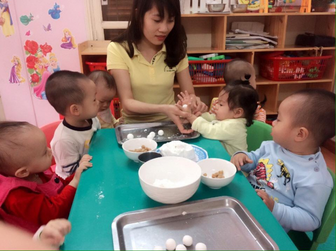 Tết H&agrave;n thực, ngắm c&aacute;c em b&eacute; l&agrave;m b&aacute;nh tr&ocirc;i