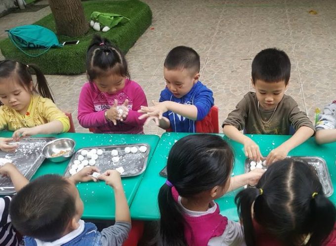 Mỗi nh&oacute;m được chuẩn bị sẵn một bộ dụng cụ v&agrave; nguy&ecirc;n liệu l&agrave;m b&aacute;nh giống nhau.