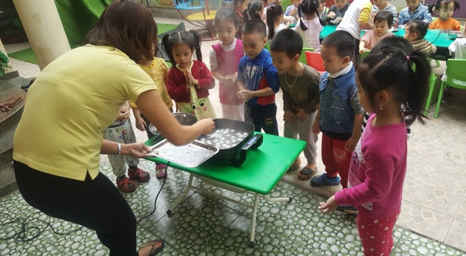 Ri&ecirc;ng phần vớt b&aacute;nh, do c&oacute; nước n&oacute;ng n&ecirc;n c&ocirc; gi&aacute;o gi&uacute;p c&aacute;c b&eacute; ho&agrave;n th&agrave;nh c&ocirc;ng đoạn n&agrave;y.