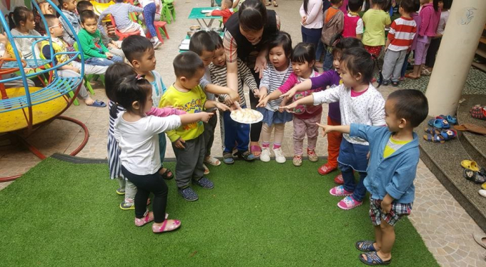 C&aacute;c b&eacute; tỏ ra v&ocirc; c&ugrave;ng th&iacute;ch th&uacute; với sản phẩm của m&igrave;nh.