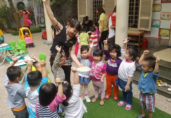 Tết H&agrave;n thực, ngắm c&aacute;c em b&eacute; l&agrave;m b&aacute;nh tr&ocirc;i