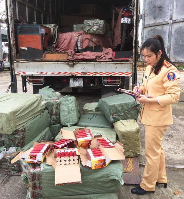 7200 quả ph&aacute;o vận chuyển tr&aacute;i ph&eacute;p đ&atilde; bị bắt giữ. (Ảnh: CSGT cung cấp)