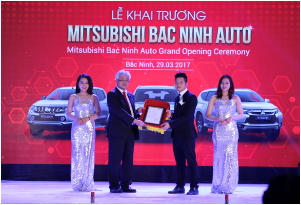 &Ocirc;ng Kenichi Horinouchi - Tổng gi&aacute;m đốc Mitsubishi Motors Việt Nam trao chứng nhận đại l&yacute; Mitsubishi cho &Ocirc;ng Nguyễn Năng Tuấn &ndash; Gi&aacute;m đốc Mitsubishi Bắc Ninh.