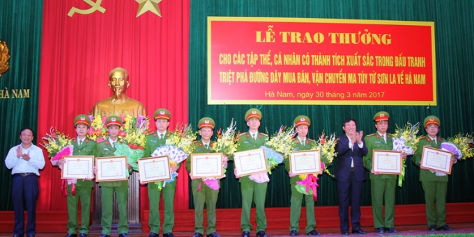 Tỉnh ủy, HĐND, UBND tỉnh H&agrave; Nam khen thưởng v&agrave; trao thưởng 100 triệu đồng cho C&ocirc;ng an H&agrave; Nam v&agrave; Cục Cảnh s&aacute;t điều tra tội phạm về ma t&uacute;y, Bộ C&ocirc;ng an.