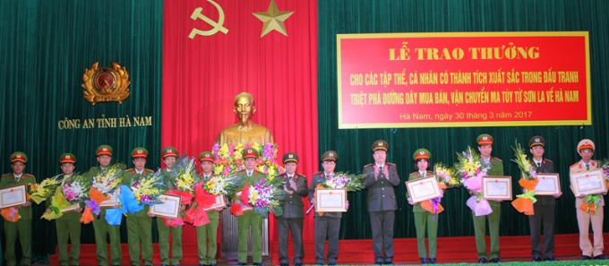 Gi&aacute;m đốc C&ocirc;ng an tỉnh H&agrave; Nam trao Giấy khen cho c&aacute;c lực lượng c&oacute; th&agrave;nh t&iacute;ch xuất sắc trong ph&aacute; &aacute;n.