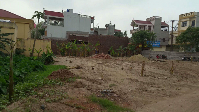 Khu đất n&ocirc;ng nghiệp được người d&acirc;n tự &yacute; san lấp, x&acirc;y nh&agrave; ngay trước trụ sở UBND x&atilde; m&agrave; kh&ocirc;ng bị xử l&yacute;.