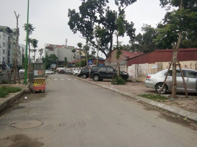 Ban ng&agrave;y lượng xe&nbsp;đỗ cố&nbsp;định kh&aacute;&nbsp;đ&ocirc;ng tr&ecirc;n vỉa h&egrave;.