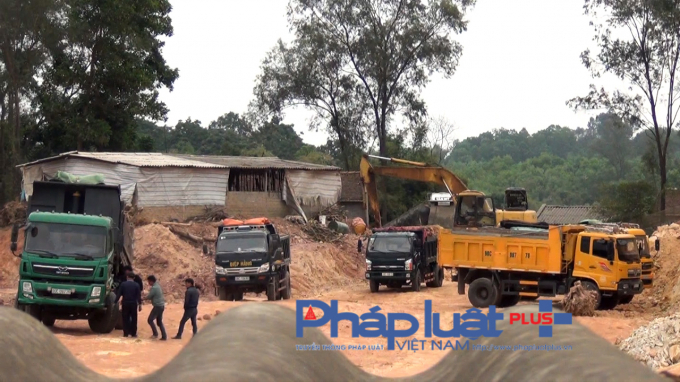 Hoạt động khai th&aacute;c đất tr&aacute;i ph&eacute;p diễn ra c&ocirc;ng khai ở Ph&uacute; B&igrave;nh (Th&aacute;i Nguy&ecirc;n).