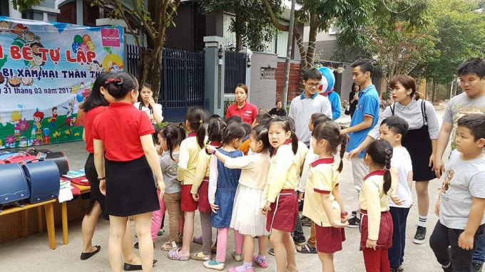 C&aacute;c b&eacute; được c&aacute;c bạn trẻ TP Hải Ph&ograve;ng hướng dẫn tham gia c&aacute;c nội dung trong chương tr&igrave;nh.