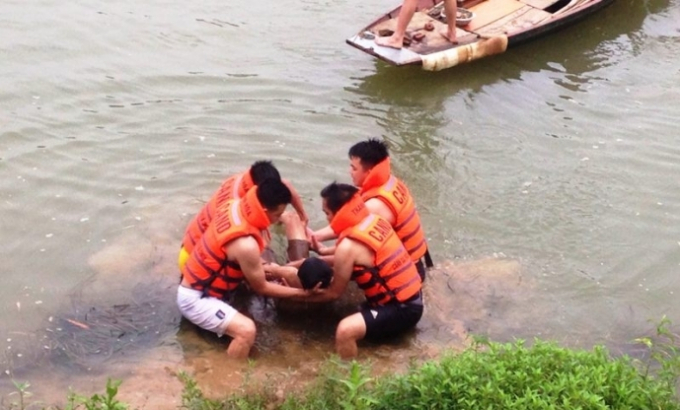 Sau nhiều giờ t&igrave;m kiếm, lực lượng PCCC đ&atilde; vớt được thi thể nam sinh. (Ảnh: PCCC cung cấp)