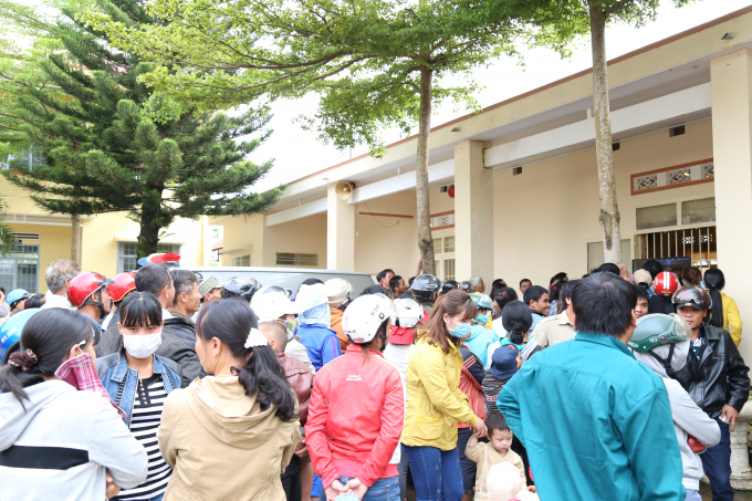 D&ograve;ng người đổ x&ocirc; đi dự phi&ecirc;n t&ograve;a.