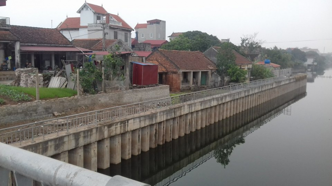 Những ng&ocirc;i nh&agrave; của c&aacute;c hộ d&acirc;n xung quanh dự &aacute;n đang c&oacute; ng&agrave;y c&agrave;ng nứt lớn v&agrave; c&oacute; nguy cơ đổ sập.