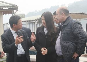 Ph&oacute; Thủ tướng ki&ecirc;m Bộ trưởng Bộ N&ocirc;ng nghiệp v&agrave; Nguồn nước Uzbekistan, ng&agrave;i Mirzaev Zoiyr trong một lần tham quan trang trại c&aacute; Tầm ở hồ Đ&agrave; Bắc.