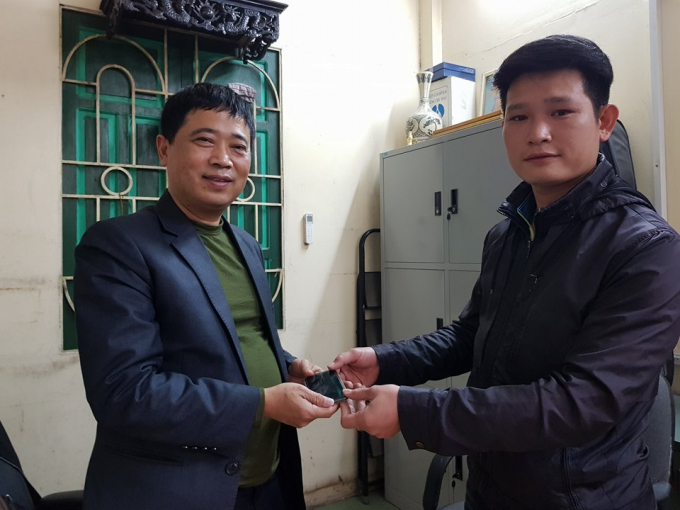 Anh&nbsp;Nguyễn Anh Tuấn (b&igrave;a phải), vui mừng nhận lại t&agrave;i sản của m&igrave;nh từ l&atilde;nh đạo Đội TTGT quận Ho&agrave;n Kiếm.&nbsp;