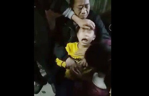 H&igrave;nh ảnh ch&aacute;u b&eacute; được cho l&agrave; ph&aacute;t dại với những tiếng k&ecirc;u như ch&oacute; sủa (ảnh cắt từ clip)