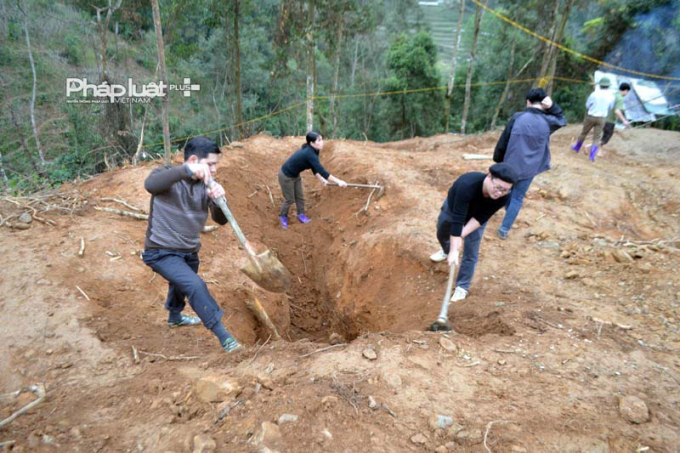 C&aacute;n bộ c&ocirc;ng nh&acirc;n, vi&ecirc;n chức x&atilde; Đường &Acirc;m t&igrave;nh nguyện l&ecirc;n địa điểm khai th&aacute;c v&agrave;ng để lấp hầm. (ảnh: Ph&agrave;n Gi&agrave;o Họ).