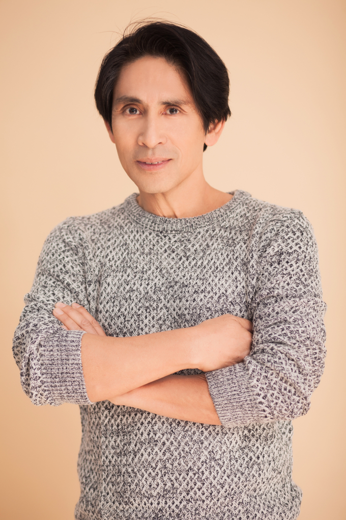 Được biết, TS Trần Tiến Ch&aacute;nh đ&atilde; nghi&ecirc;n cứu về vấn đề c&acirc;n nặng từ 25 năm nay với những c&ocirc;ng tr&igrave;nh nổi tiếng khắp thế giới. &Ocirc;ng từng l&agrave; b&aacute;c sĩ về thể thao tại Ph&aacute;p trước khi được biết đến như một trong những b&aacute;c sĩ h&agrave;ng đầu về chế độ dinh dưỡng trong giảm c&acirc;n. &Ocirc;ng cũng l&agrave; người s&aacute;ng lập ra ng&ocirc;i nh&agrave; t&igrave;nh thương mang t&ecirc;n Nh&agrave; Xu&acirc;n - nơi nu&ocirc;i những trẻ em lang thang cơ nhỡ ở Đ&agrave; Nẵng.