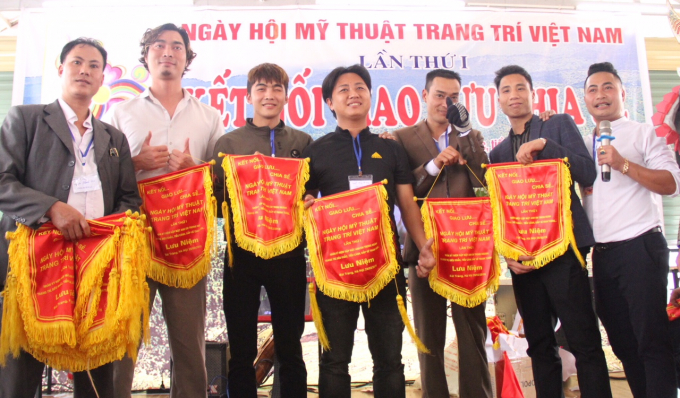 Ng&agrave;y hội Mỹ thuật Trang tr&iacute; Việt Nam lần thứ nhất được diễn ra với sự g&oacute;p mặt của c&aacute;c họa sĩ, người l&agrave;m mỹ thuật trang tr&iacute; tr&ecirc;n cả nước.