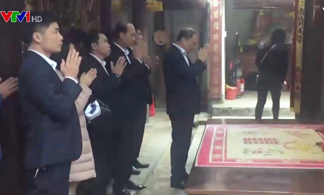 H&igrave;nh ảnh c&aacute;n bộ đi lễ trong giờ h&agrave;nh ch&iacute;nh xuất hiện tr&ecirc;n VTV1 (ảnh cắt từ clip VTV)