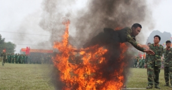 Xem trinh sát vượt vòng lửa phô diễn võ thuật