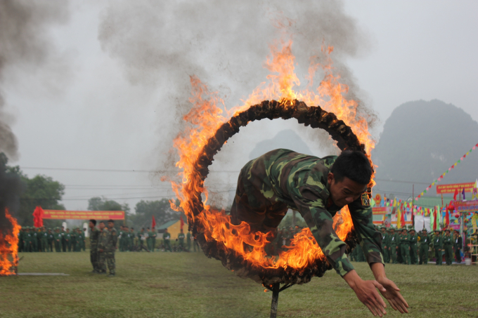Tiết mục nhảy qua v&ograve;ng lửa rực ch&aacute;y...