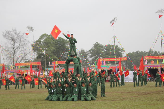B&ecirc;n cạnh đ&oacute; c&aacute;c chiến sĩ c&ograve;n thể hiện t&agrave;i năng văn nghệ với những tiết mục v&ocirc; c&ugrave;ng đặc sắc.
