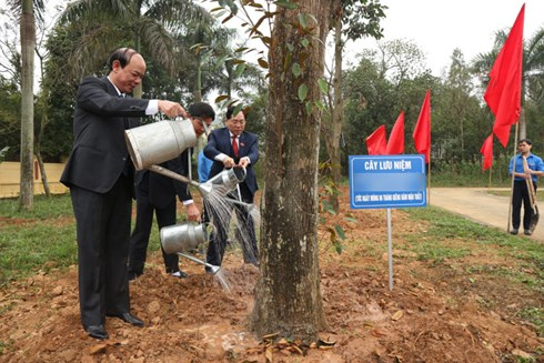 Trồng c&acirc;y đầu xu&acirc;n Mậu Tuất ở một huyện của H&agrave; Nội. Ảnh: H&agrave; Nội Mới