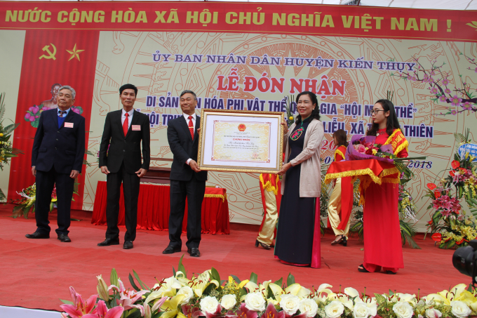 Thứ trưởng Bộ VH-TT&amp;amp;amp;DL Đặng Thị B&iacute;ch Li&ecirc;n trao bằng c&ocirc;ng nhận di sản văn ho&aacute; phi vật thể quốc gia cho lễ hội Minh Thề.